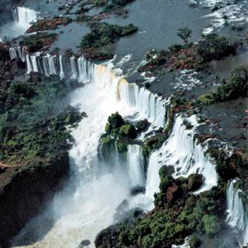 ¿Sabía que dos de las caídas de agua más imponentes del mundo se encuentran en Suramérica?