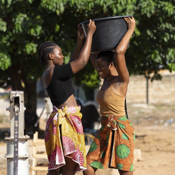 beautiful-african-women-fetching-water